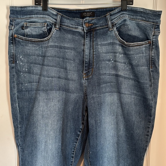 Judy Blue Boyfriend Fit jeans - distressed & intentional bleach spots - Picture 2 of 16